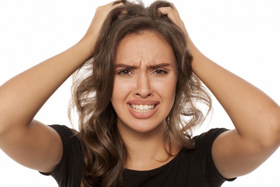 علت خشکی و خارش پوست سر چیست و چگونه می‌توان آن را درمان کرد؟