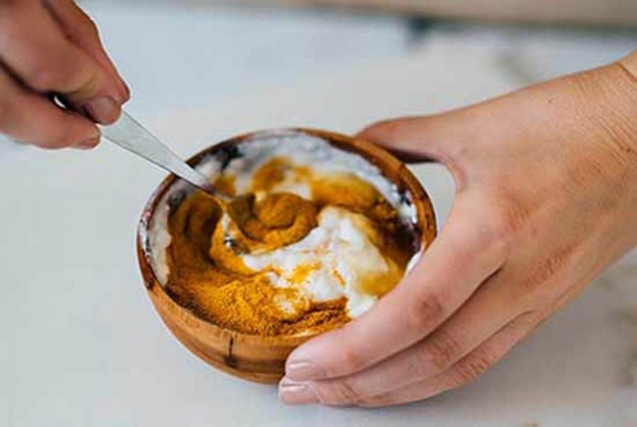 نسخه طلایی تهیه بهترین ماسک خانگی با زردچوبه ؛ ماست و عسل برای درمان آکنه