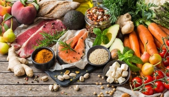 چه خوراکی هایی بخوریم تا همیشه جوان بمانیم