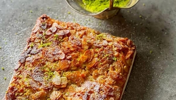 آموزش آشپزی / طرز تهیه کیک نیش زنبوری با سس کاراملی